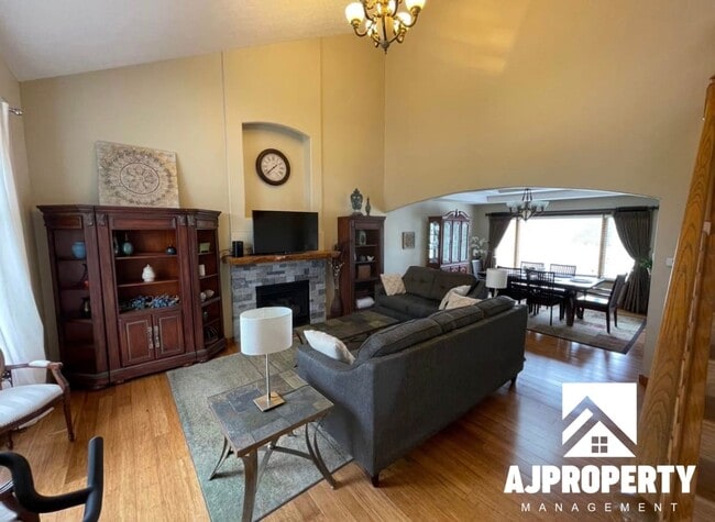 Building Photo - 3105 S Dawley Cir