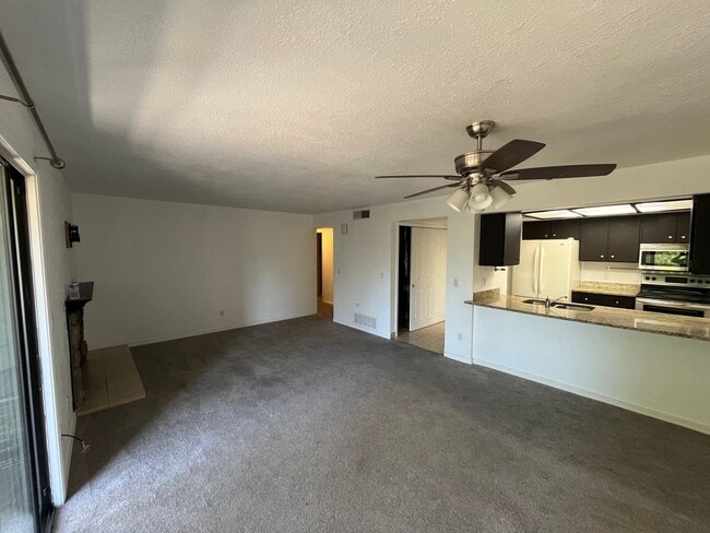 Building Photo - Bright 2 Bed 2 Bath Condo in great location!