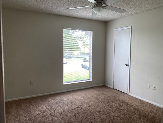 Building Photo - 3 bedroom 1 bath condo near the airport! /...