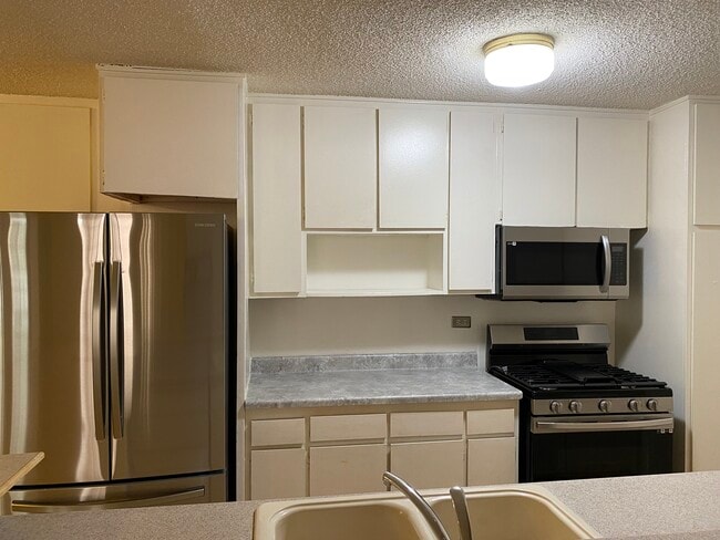 Kitchen - 421 S La Fayette Park Pl