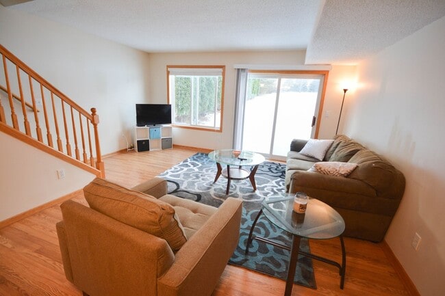 Building Photo - Rare end unit townhome in super convenient...