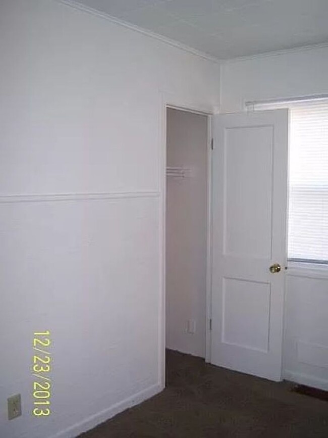 Building Photo - 3 bedroom house across from Marquette Park!