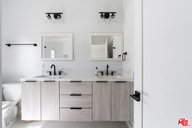 Building Photo - 738 Parkman Ave