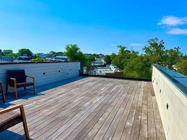 Building Photo - 2 Bedroom 2.5 Bathroom Penthouse with Park...