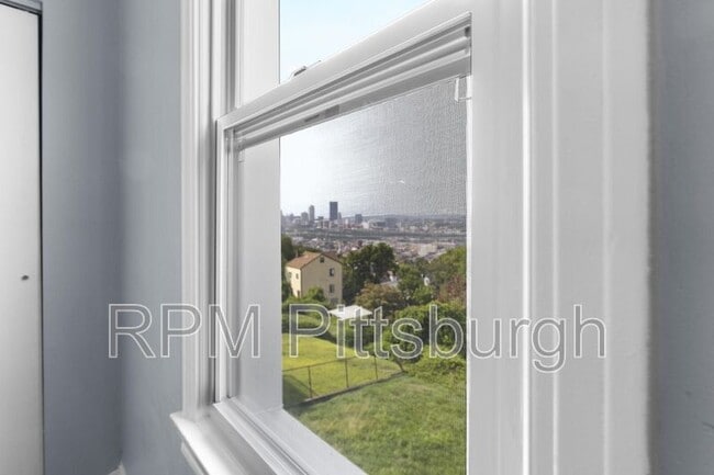 Building Photo - 2721 Cobden St