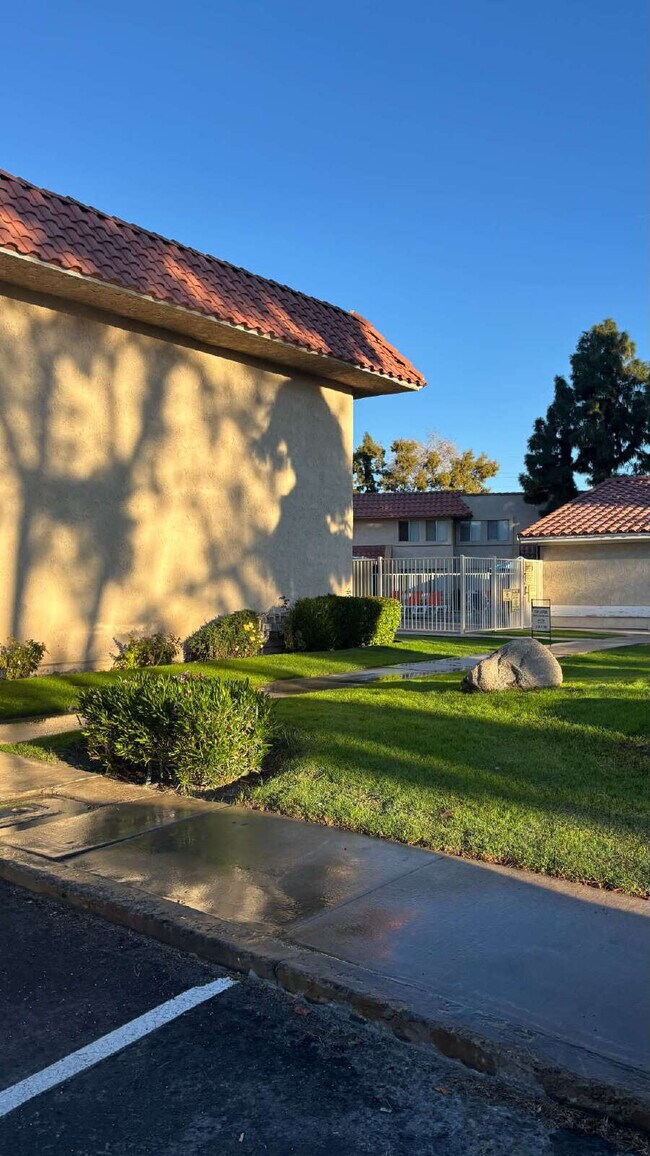 Building Photo - 2 Bedrooms Townhome Availble For Rent in Indio