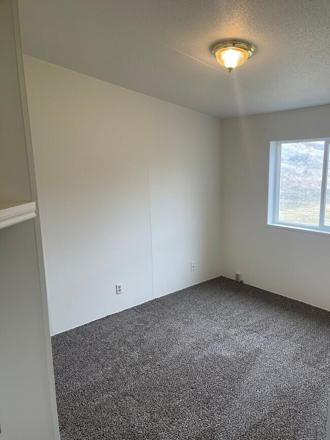 Building Photo - 3 Bed 2 Bath Home on Property Available for Lease
