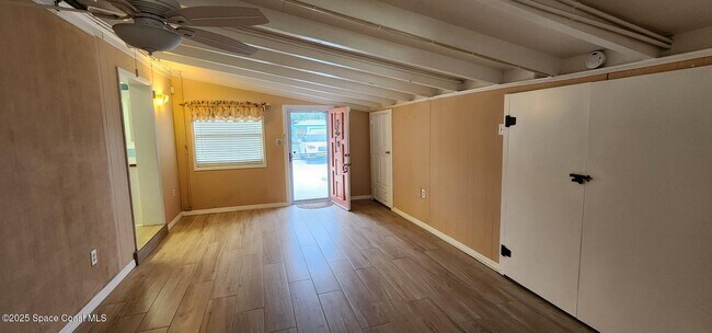 Building Photo - 833 Cronin Ave