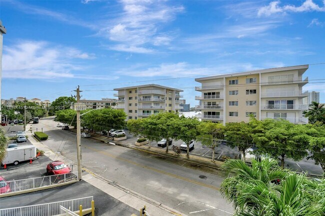 Building Photo - 111 Golden Isles Dr