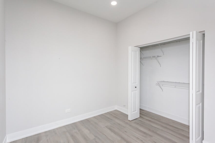 Building Photo - 818 W 18th St