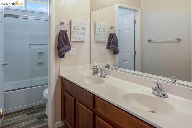 Building Photo - 687 Flemish Ct