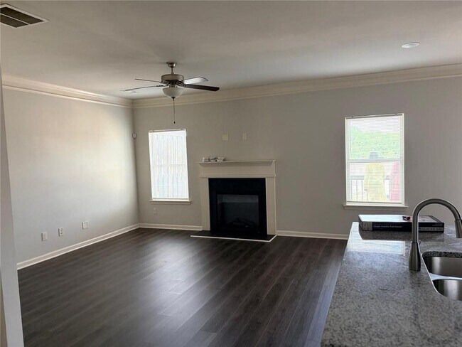 Building Photo - 290 Turtle Creek Dr