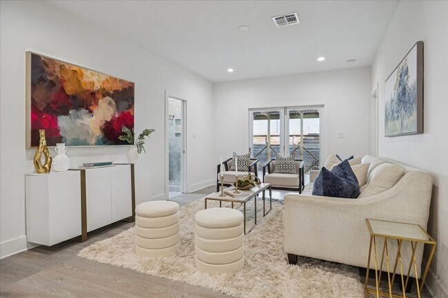 Building Photo - 515 E 9th St