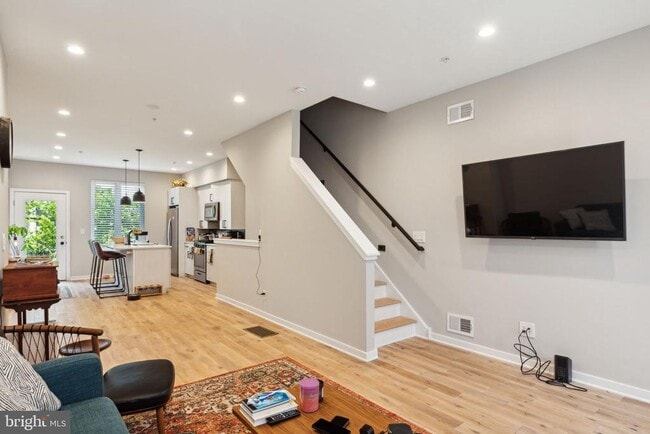 Building Photo - 1510 N Hollywood St