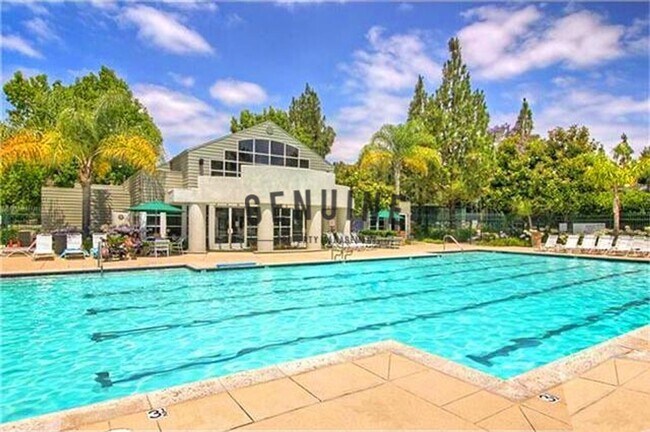 Building Photo - Charming 1Bd Upstairs Condo w/ Den & Garage