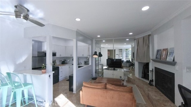 Building Photo - 2575 E 19th St