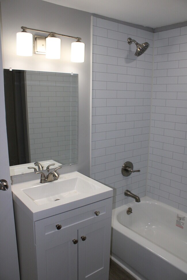 Building Photo - Unique Rental in Grandview with 3 bay gara...