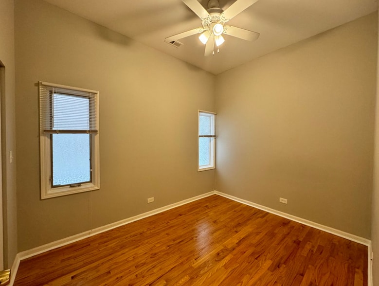 Building Photo - 4955 N Damen Ave