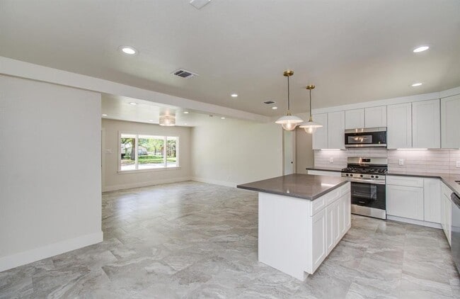 Building Photo - 624 Willow Ln