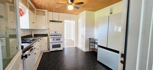 Building Photo - 8548 Findlay St