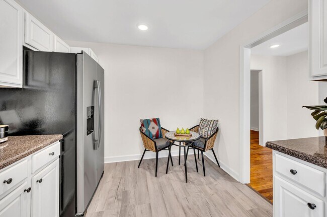 Building Photo - 3 Bed 2 Bath House w/Fenced Yard in East N...