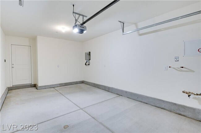Building Photo - Modern 3-Bedroom Townhome in Highly Desire...