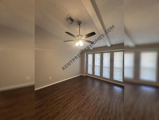 Building Photo - 4400 Meadowpark Dr
