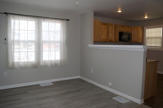 Building Photo - Conveniently Located 3 Bed 2 Bath House