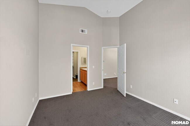 Building Photo - Well-maintained  2BR Condo in Englewood