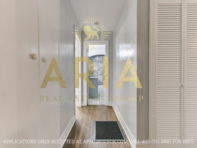 Building Photo - COMING SOON! 2 Bed/2 Bath Duplex Super Clo...