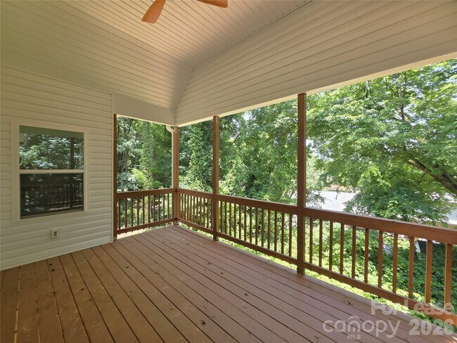 Building Photo - 595 Foxwood Dr SE