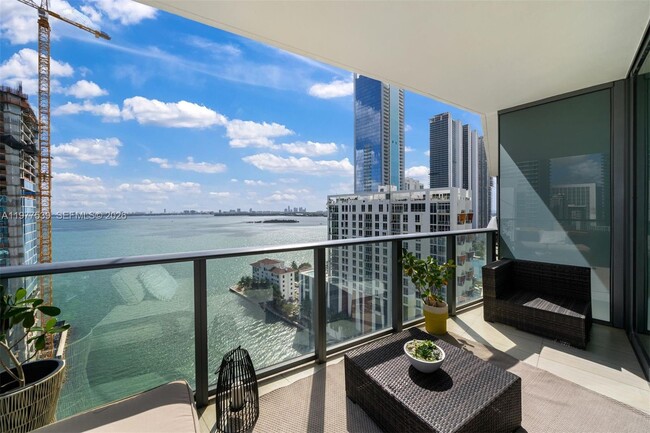 Building Photo - 460 NE 28th St