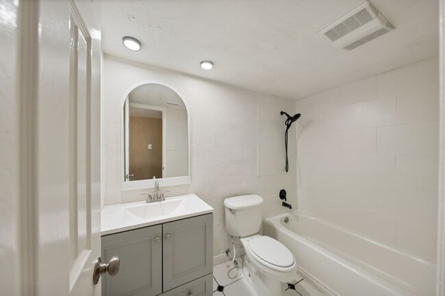 Building Photo - 22831 Millgate Dr