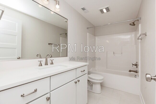 Building Photo - 5901 NE Sherman Dr