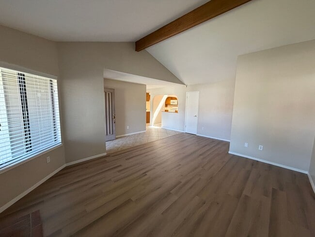 Building Photo - Well Maintained Duplex