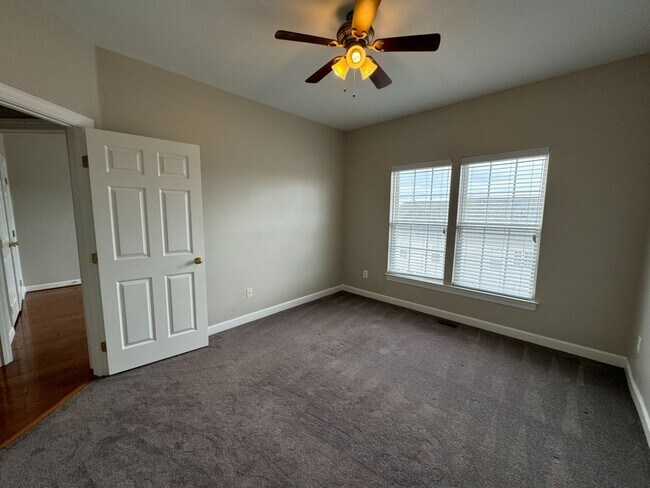 Building Photo - Stunning 3 Bed 2.5 Townhome In Amenity-Ric...