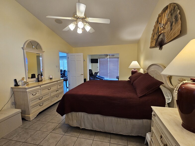 Building Photo - 2210 Bayou Dr