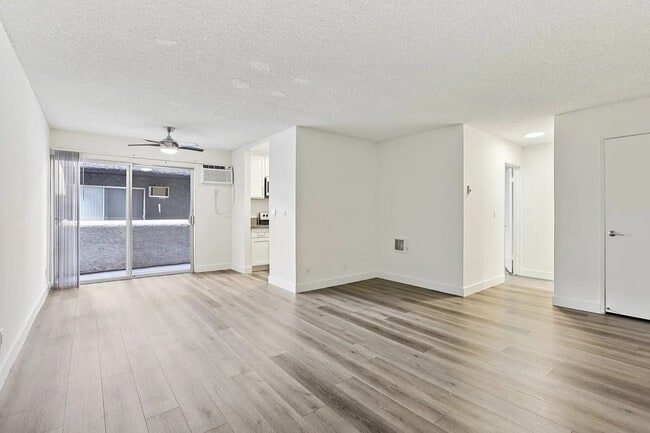 Building Photo - Victoria