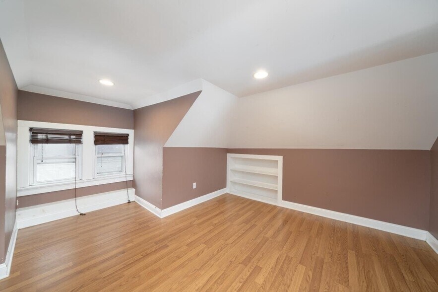 Building Photo - 351 Somerset St