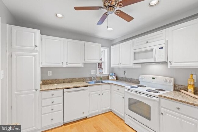 Building Photo - 4882 Chevy Chase Dr