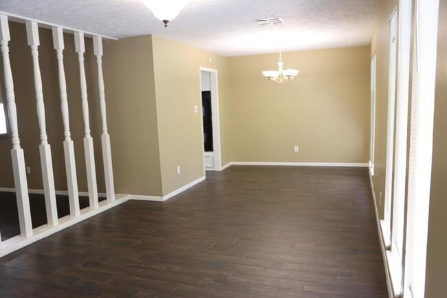 Building Photo - 2215 Silver Falls Dr