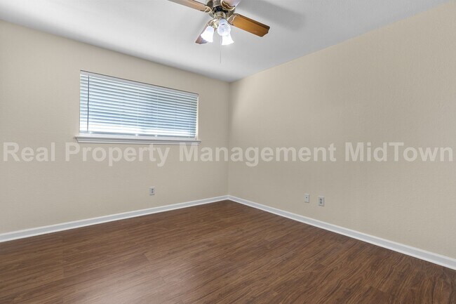 Building Photo - Charming Arlington Home with Spacious Livi...