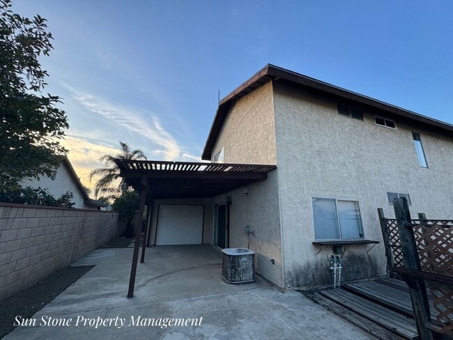 Building Photo - House in Ontario