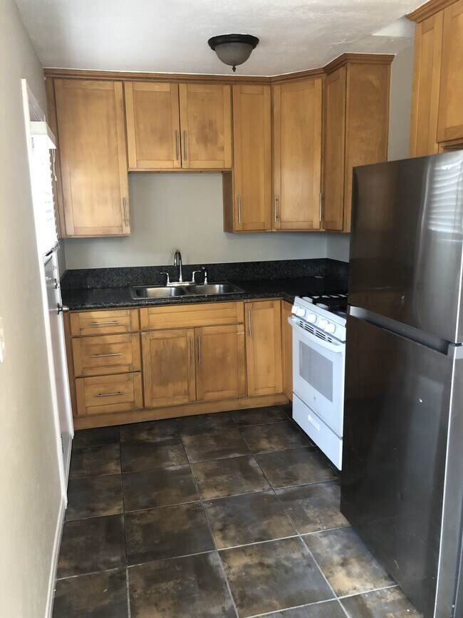 Building Photo - 1733 N Hollywood Way