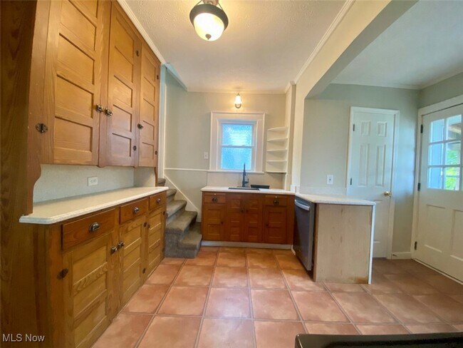 Building Photo - 825 Elmore Ave
