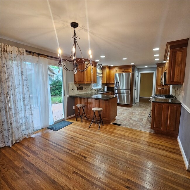 Building Photo - 50 Greenview Dr