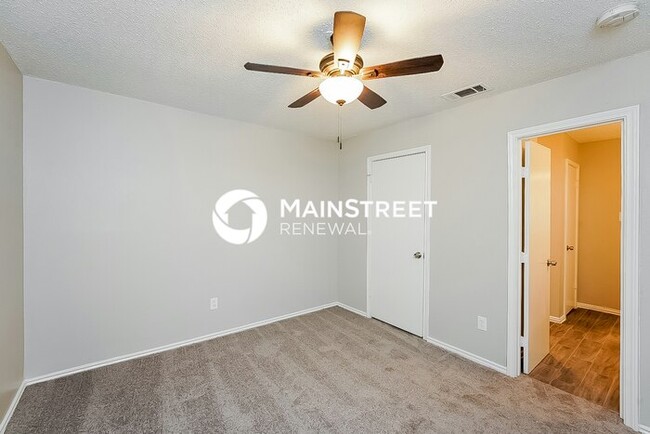 Building Photo - 3 Bedroom Pet-Friendly Home in Mesquite, TX with Main Street Renewal