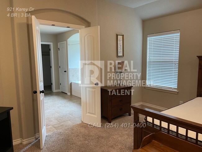 Building Photo - 921 Karey Dr