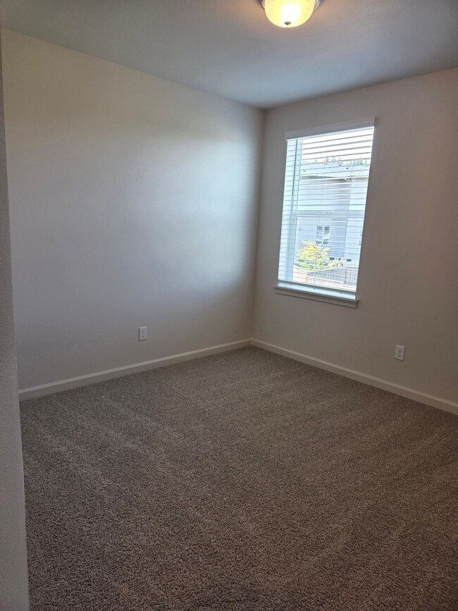 Building Photo - Brand New 3 bdrm 2 1/2 bath townhouse
