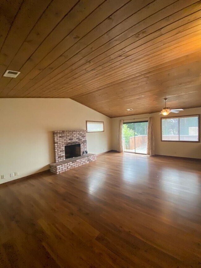Building Photo - Excellent eastside location, 3/2, fenced yard, 2 car garage